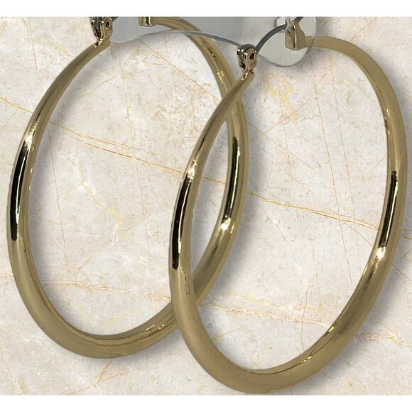 Gold Tone Medium Hoop Earrings Elegant Minimalist Trendy Chic Style Fashion NWT - Picture 1 of 10